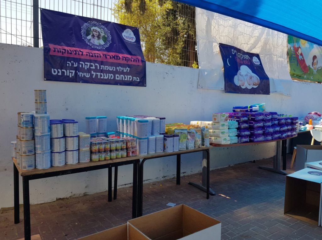 חלוקת מארזי סיוע עם תחליפי חלב לתינוקות
