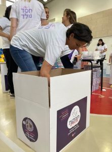 אריזת ארגז לתמיכה לתינוק המכיל את כל המוצרים החיוניים לחודש שלם