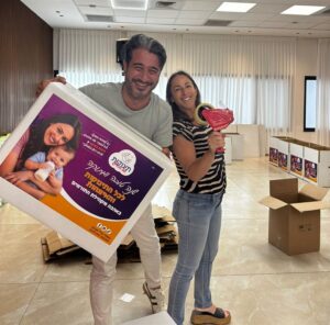 מתנדבים מחזיקים מארז סיוע של תינוקות של החיים בנקודת האיסוף ברחובות